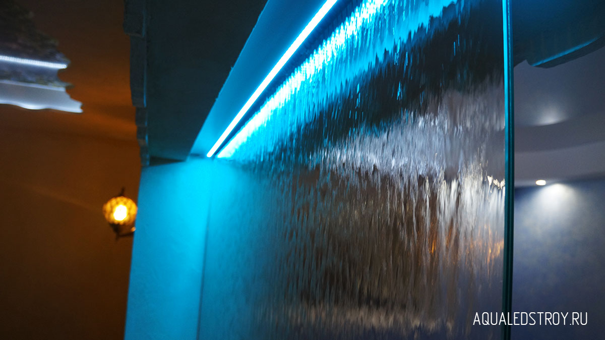 Зонирование пространства при помощи водопада по стеклу в зоне СПА
